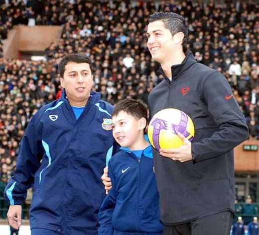 VIDEO! C. Ronaldo in Uzbekistan, in fata a 10.000 oameni: cum a jonglat pentru 600.000 euro alaturi de un copil!_10