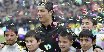 VIDEO! C. Ronaldo in Uzbekistan, in fata a 10.000 oameni: cum a jonglat pentru 600.000 euro alaturi de un copil!_1