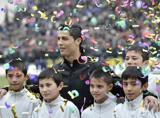 VIDEO! C. Ronaldo in Uzbekistan, in fata a 10.000 oameni: cum a jonglat pentru 600.000 euro alaturi de un copil!_13