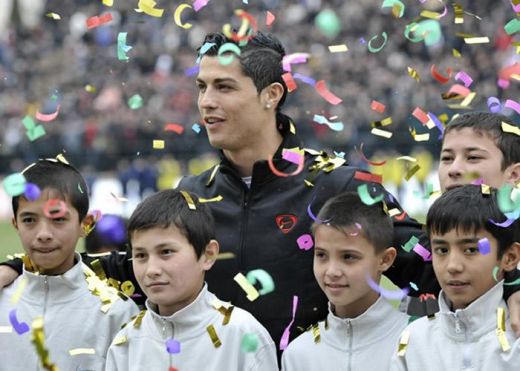 VIDEO! C. Ronaldo in Uzbekistan, in fata a 10.000 oameni: cum a jonglat pentru 600.000 euro alaturi de un copil!_8