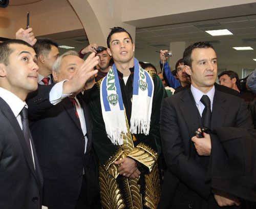 VIDEO! C. Ronaldo in Uzbekistan, in fata a 10.000 oameni: cum a jonglat pentru 600.000 euro alaturi de un copil!_2