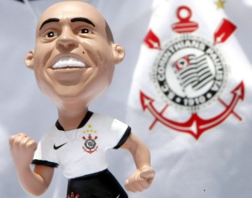 Super show: Vezi cum a fost prezentat Roberto Carlos la Corinthians_4