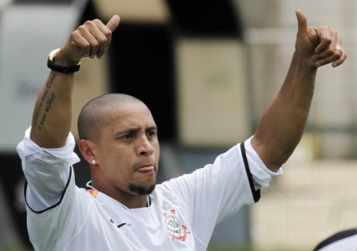 Super show: Vezi cum a fost prezentat Roberto Carlos la Corinthians_2