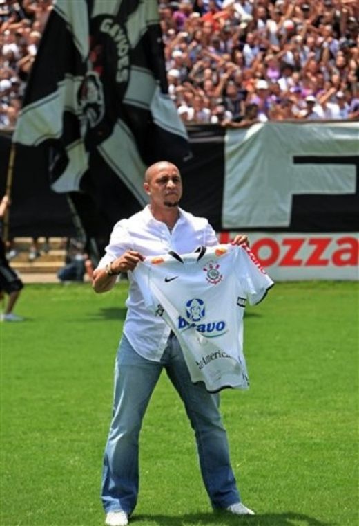 Super show: Vezi cum a fost prezentat Roberto Carlos la Corinthians_9