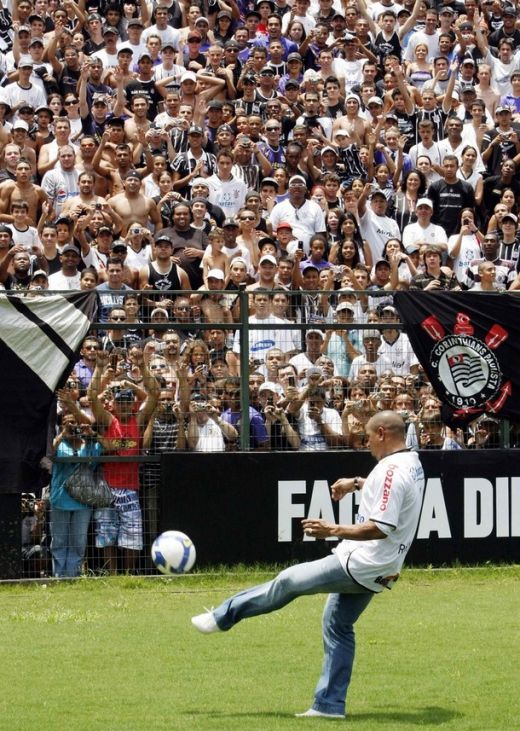Super show: Vezi cum a fost prezentat Roberto Carlos la Corinthians_6