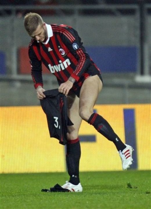 FOTO / Beckham si-a aratat chilotii Armani la derby-ul dintre Juve si Milan!_9