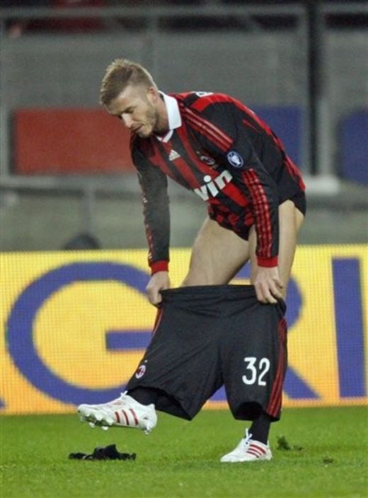 FOTO / Beckham si-a aratat chilotii Armani la derby-ul dintre Juve si Milan!_4