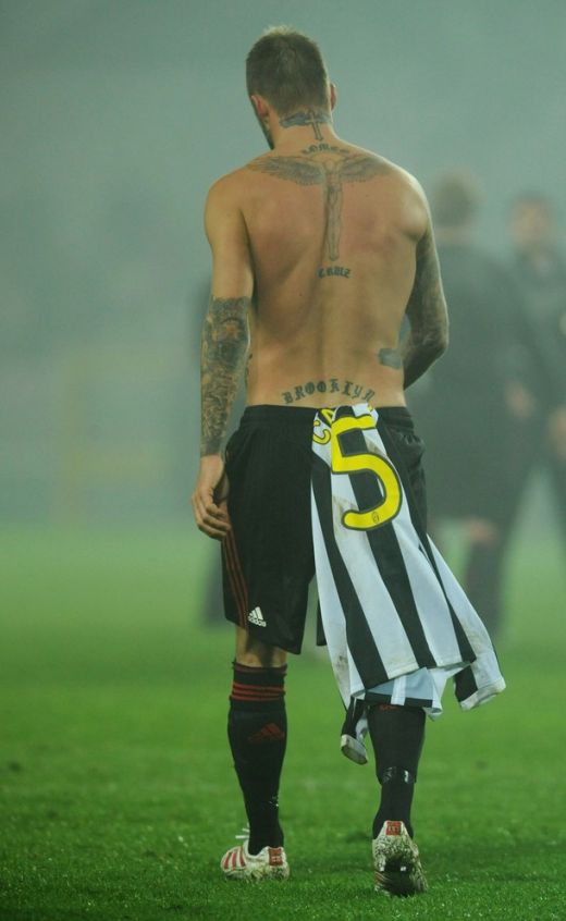 FOTO / Beckham si-a aratat chilotii Armani la derby-ul dintre Juve si Milan!_11