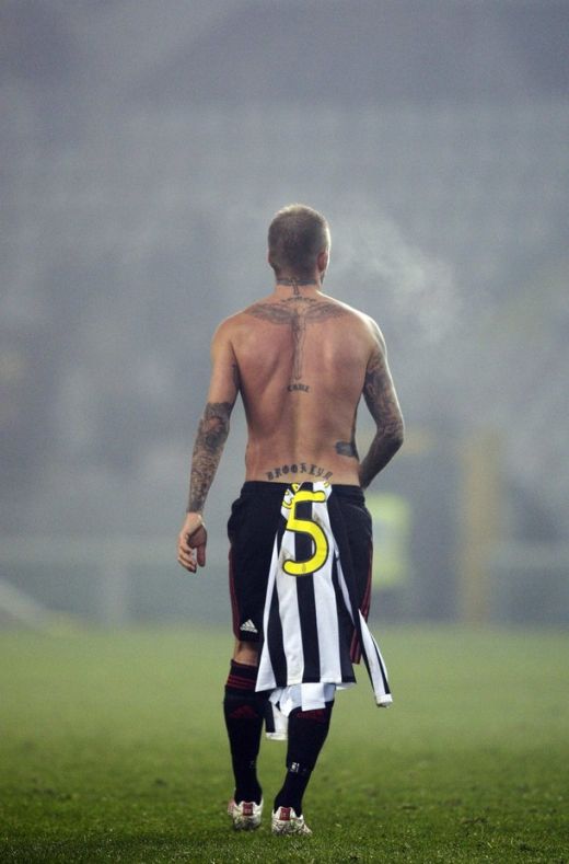 FOTO / Beckham si-a aratat chilotii Armani la derby-ul dintre Juve si Milan!_14