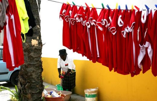 FOTO! "Imaginea UMILINTEI la CAN"! Nationala Mozambicului isi spala tricourile de mana, la lighean!_2
