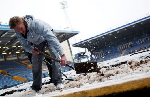 CE FANI! Imagini superbe din Anglia! Fanii lui Portsmouth au deszapezit stadionul!_24