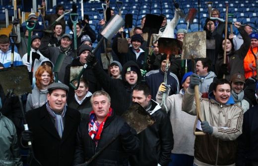 CE FANI! Imagini superbe din Anglia! Fanii lui Portsmouth au deszapezit stadionul!_27