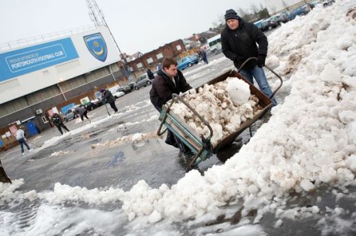 CE FANI! Imagini superbe din Anglia! Fanii lui Portsmouth au deszapezit stadionul!_19