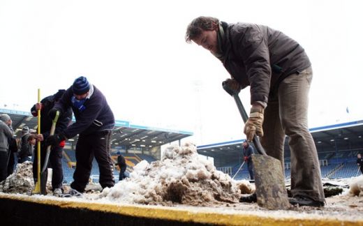 CE FANI! Imagini superbe din Anglia! Fanii lui Portsmouth au deszapezit stadionul!_25