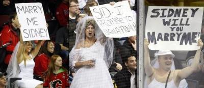 FOTO! Jucator de hochei, cerut de 3 ori in casatorie pe gheata! De o femeie si 2 barbati :)_1
