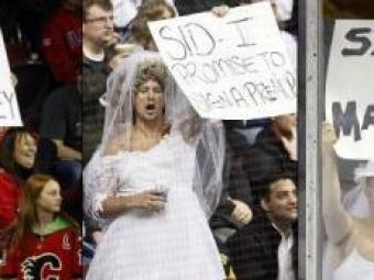 FOTO! Jucator de hochei, cerut de 3 ori in casatorie pe gheata! De o femeie si 2 barbati :)
