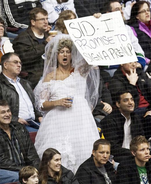 FOTO! Jucator de hochei, cerut de 3 ori in casatorie pe gheata! De o femeie si 2 barbati :)_5