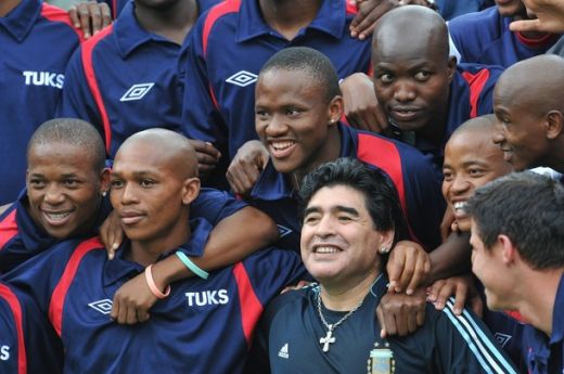 FOTO! Isterie totala in Africa de Sud! Ce show au facut Maradona si Mamaliciki Stoicikov_23