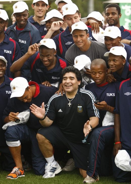 FOTO! Isterie totala in Africa de Sud! Ce show au facut Maradona si Mamaliciki Stoicikov_10