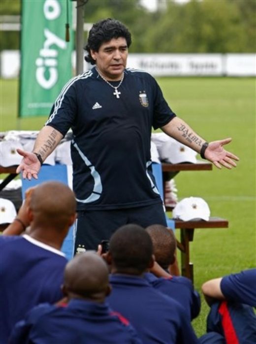 FOTO! Isterie totala in Africa de Sud! Ce show au facut Maradona si Mamaliciki Stoicikov_6