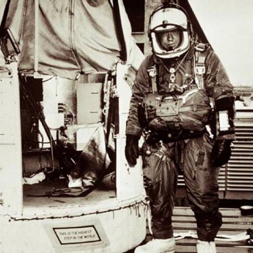 INCREDIBIL! Felix Baumgartner pregateste un salt din Stratosfera!_4