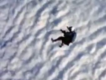INCREDIBIL! Felix Baumgartner pregateste un salt din Stratosfera!