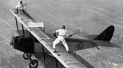 FOTO: Sporturi extreme din 1920! Tenis pe un avion, box pe fundul lacului si curse de masini trase de caini_1