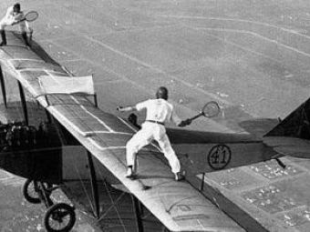 FOTO: Sporturi extreme din 1920! Tenis pe un avion, box pe fundul lacului si curse de masini trase de caini