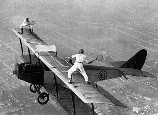 FOTO: Sporturi extreme din 1920! Tenis pe un avion, box pe fundul lacului si curse de masini trase de caini_4