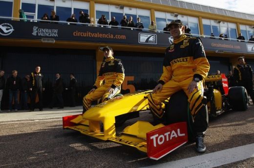 FOTO! Vezi cum va arata monopostul Renault F1 in 2010!_33