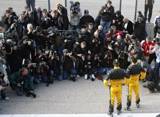 FOTO! Vezi cum va arata monopostul Renault F1 in 2010!_24