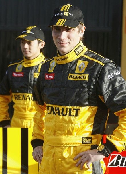 FOTO! Vezi cum va arata monopostul Renault F1 in 2010!_3
