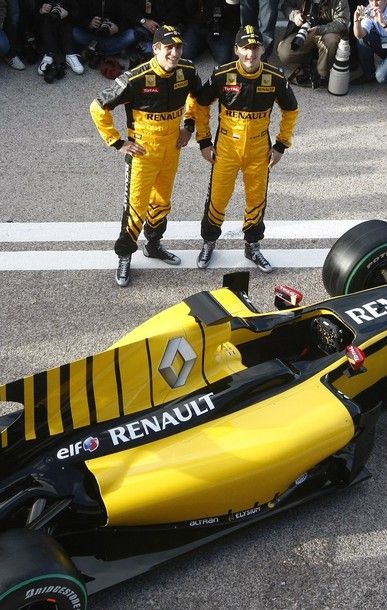 FOTO! Vezi cum va arata monopostul Renault F1 in 2010!_32