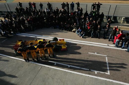 FOTO! Vezi cum va arata monopostul Renault F1 in 2010!_25
