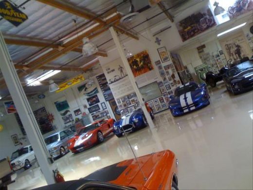 SUPER FOTO! Te-ai intrebat ce ascunde Jay Leno in garajul sau? UN MUZEU AUTO!_6