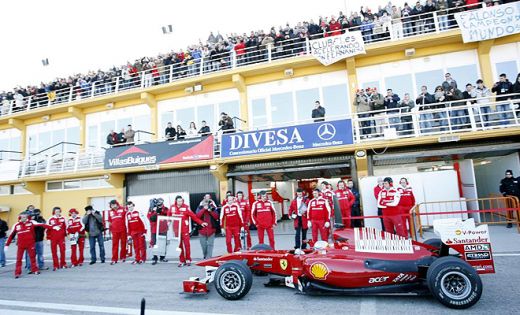 Peste 35.000 de spectatori la debutul lui Alonso la volanul unui Ferrari!_9