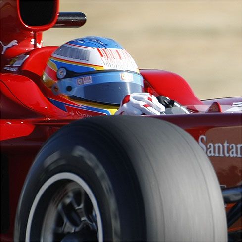 Peste 35.000 de spectatori la debutul lui Alonso la volanul unui Ferrari!_19