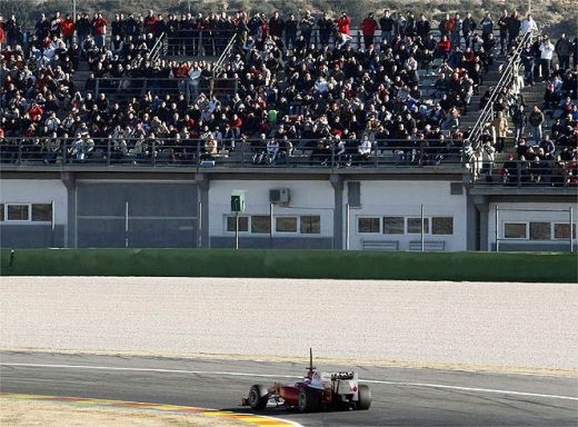 Peste 35.000 de spectatori la debutul lui Alonso la volanul unui Ferrari!_10