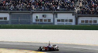 Peste 35.000 de spectatori la debutul lui Alonso la volanul unui Ferrari!_1