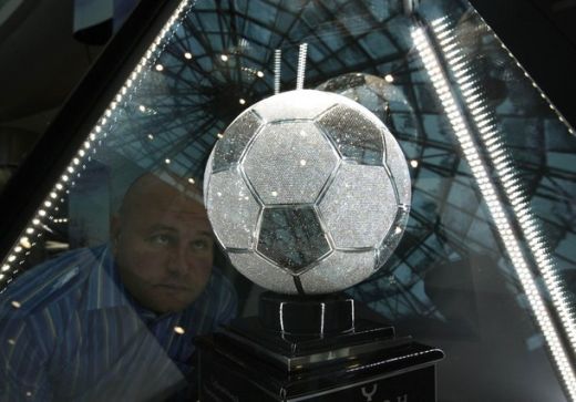 FOTO! Noua Cupa a Rusiei cu 43.000 diamante si 2.5 kg de aur alb! O ia Dan Petrescu?_2