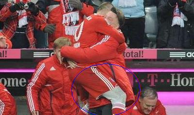 Culoarea colantilor purtati de Robben nu este agreata de Liga Profesionista Germana! FOTO:_1