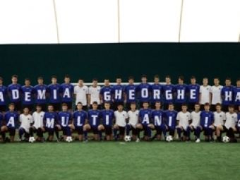 SUPER FOTO! Ce cadou a primit Hagi din partea Academiei sale de Fotbal!