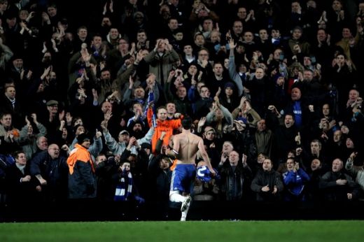 EMOTIONANT! Cum l-au sustinut fanii lui Chelsea pe Terry dupa ce a fost lasat fara banderola la nationala!_10