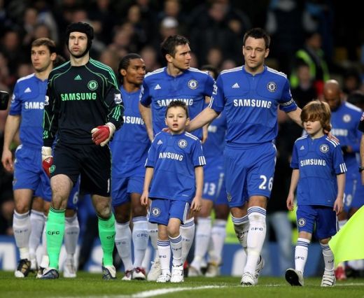 EMOTIONANT! Cum l-au sustinut fanii lui Chelsea pe Terry dupa ce a fost lasat fara banderola la nationala!_8
