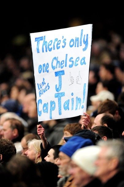 EMOTIONANT! Cum l-au sustinut fanii lui Chelsea pe Terry dupa ce a fost lasat fara banderola la nationala!_16