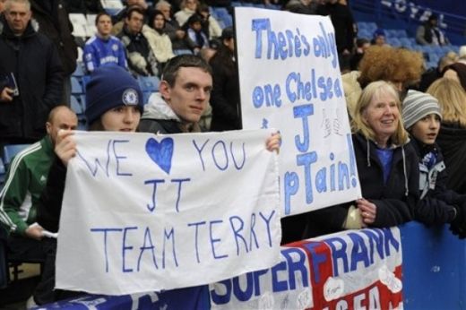 EMOTIONANT! Cum l-au sustinut fanii lui Chelsea pe Terry dupa ce a fost lasat fara banderola la nationala!_2