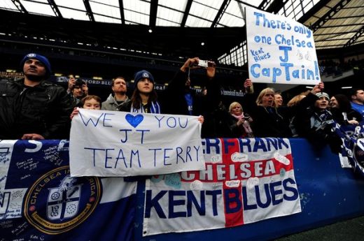 EMOTIONANT! Cum l-au sustinut fanii lui Chelsea pe Terry dupa ce a fost lasat fara banderola la nationala!_12
