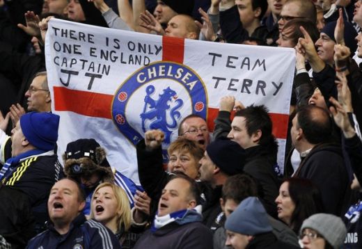 EMOTIONANT! Cum l-au sustinut fanii lui Chelsea pe Terry dupa ce a fost lasat fara banderola la nationala!_13
