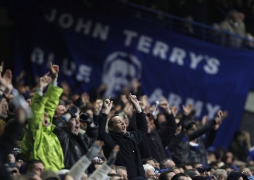 EMOTIONANT! Cum l-au sustinut fanii lui Chelsea pe Terry dupa ce a fost lasat fara banderola la nationala!_15