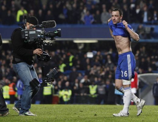 EMOTIONANT! Cum l-au sustinut fanii lui Chelsea pe Terry dupa ce a fost lasat fara banderola la nationala!_3